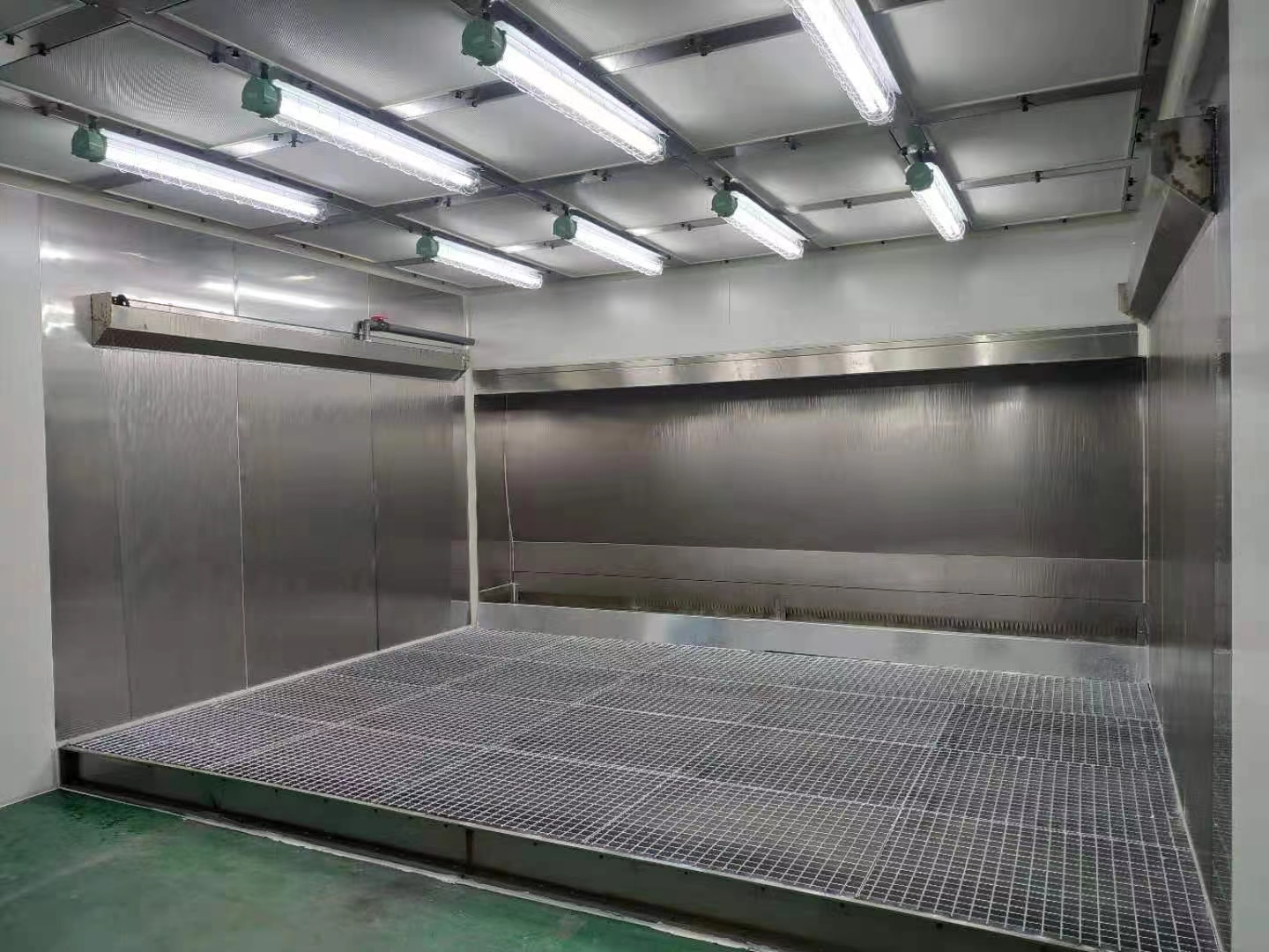家具厂木器喷漆房现场实拍图02