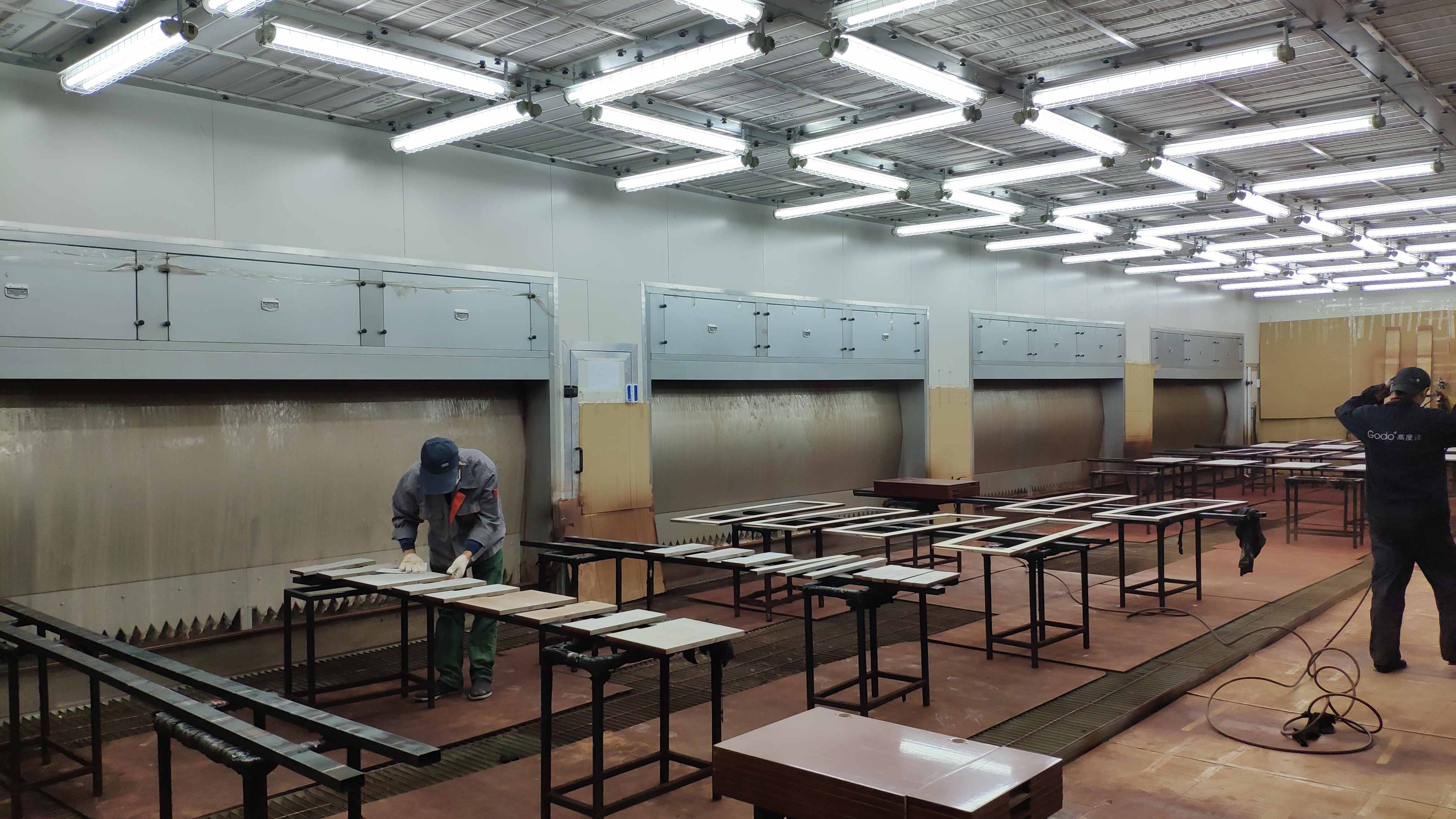 家具厂木器喷漆房现场实拍图07